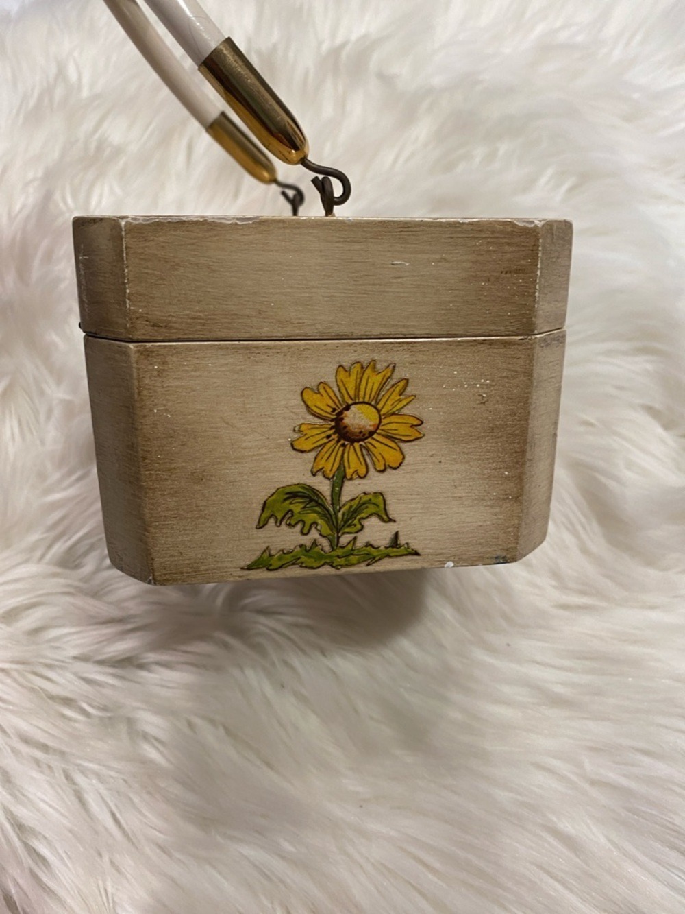 Vintage Cream Floral wooden Box Handbag with Daisy Motif - Picture 4 of 11